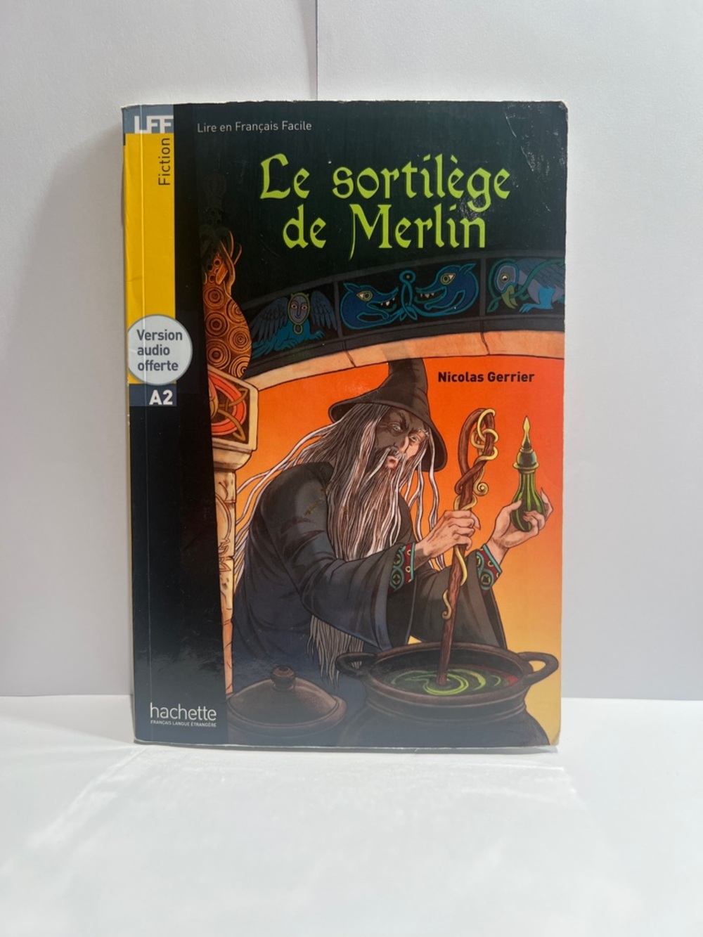 Hachette Le sortilège de Merlin - Black, Orange & Green Cover